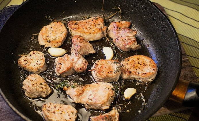 Wie man Schweinefleisch in Scheiben in einer Pfanne brät