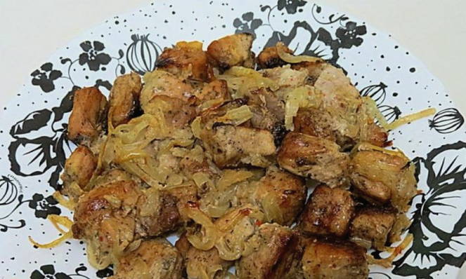 Komadići svinjetine pečeni u rukavu u pećnici