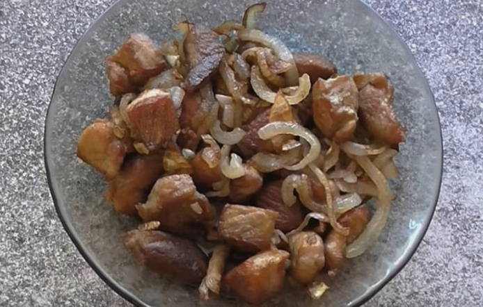 Spalla di maiale a pezzi in padella