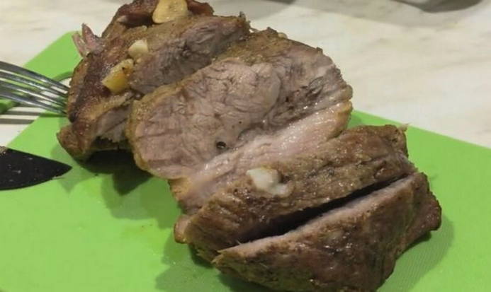 Cijeli komad svinjetine pečen u rukavu u pećnici