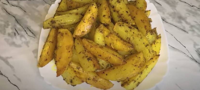 Spicchi di patate in una manica al forno