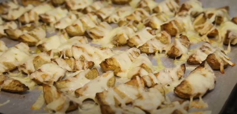 Ćwiartki ziemniaczane w piekarniku z czosnkiem i serem