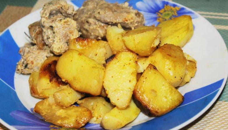 Burgonya karikák a sütőben, fokhagymával a hüvelyben
