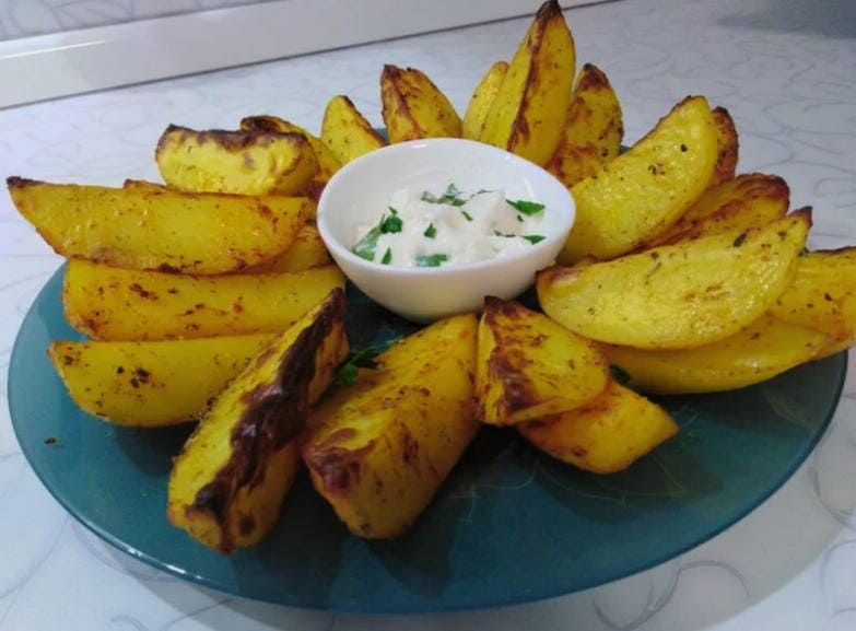 Kartoffelspalten mit Knoblauchkruste im Ofen