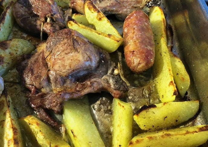 Ćwiartki ziemniaczane z mięsem w piekarniku