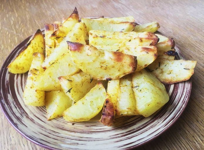Spicchi di patate con panna acida al forno