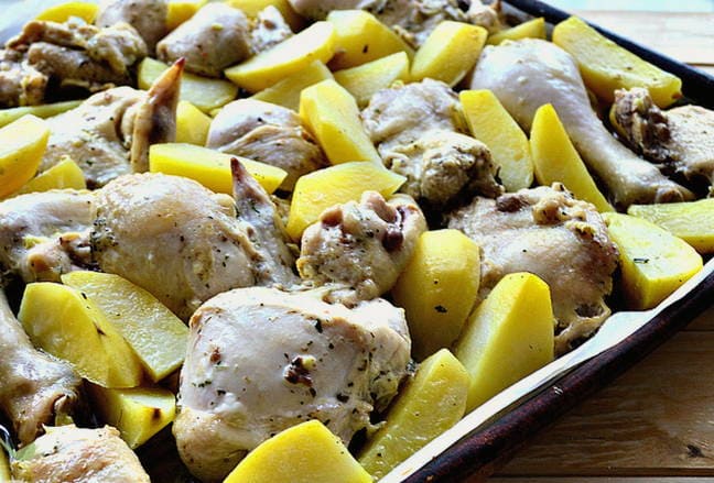 Ćwiartki ziemniaczane pieczone w piekarniku z kurczakiem