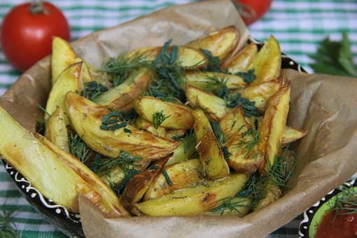 Spicchi di patate al forno senza buccia