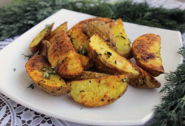 Spicchi di patate al forno con la buccia