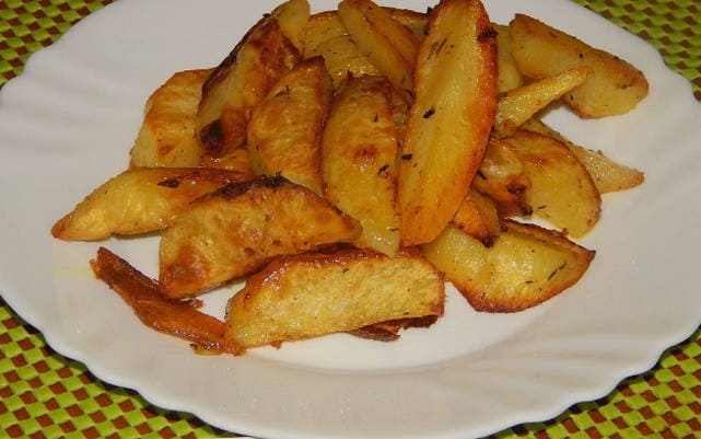 Spicchi di patate con spezie al forno