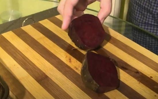 Barbabietole con sale e zucchero, intere al cartoccio al forno