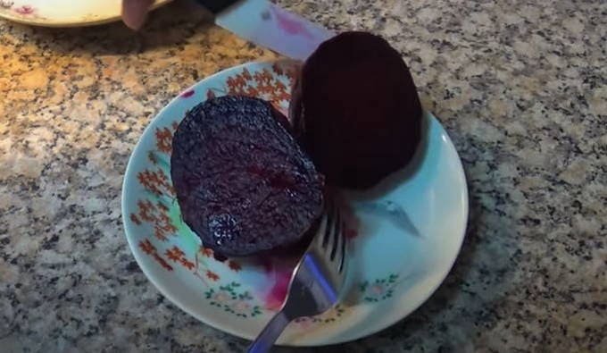 Ganze Rüben mit Essig, in Folie im Ofen gebacken