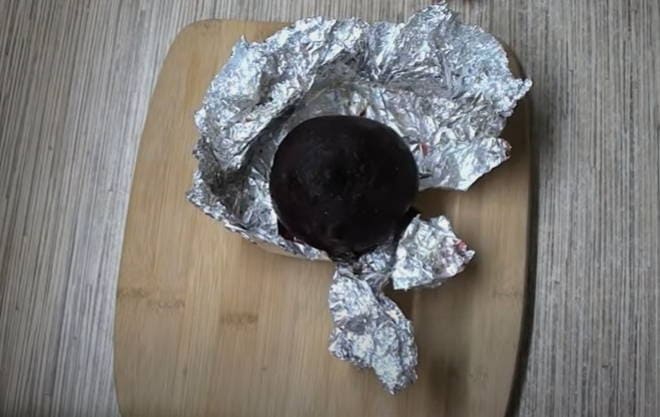 Rote Bete in Schale, ganz in Folie im Ofen gebacken