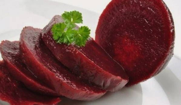 Geschälte Rote Bete, ganz in Folie im Ofen gebacken