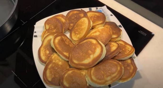 Frodiga pannkakor med gräddfil utan jäst med läsk