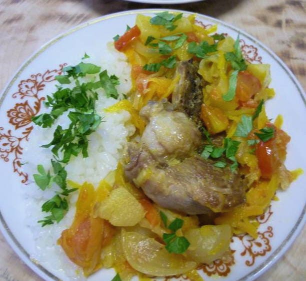 Putensteak in einer Pfanne mit Gemüse