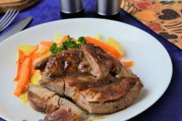 Putenschenkelsteak in einer Pfanne