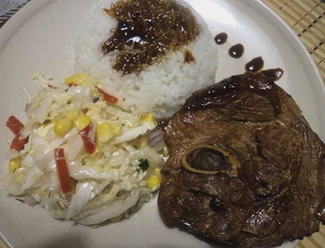 Putensteak mit Knochen in einer Pfanne
