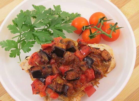 Putensteak mit Gemüse im Ofen