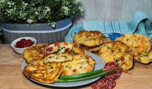 Pizza mit Sauerrahm und Kefir in einer Pfanne in 10 Minuten