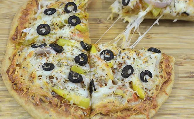 Pizza mit Joghurt in einer Pfanne