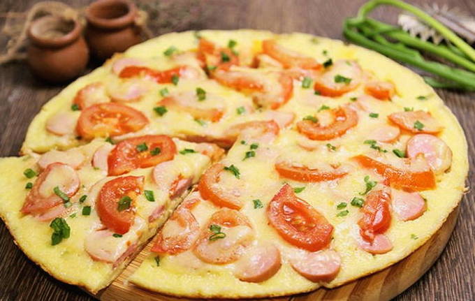 Pizza mit Mayonnaise und Sauerrahm mit Ei in einer Pfanne