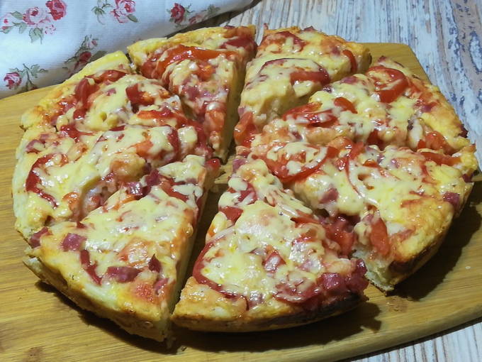 Pizza mit Sauerrahm ohne Mayonnaise in der Pfanne