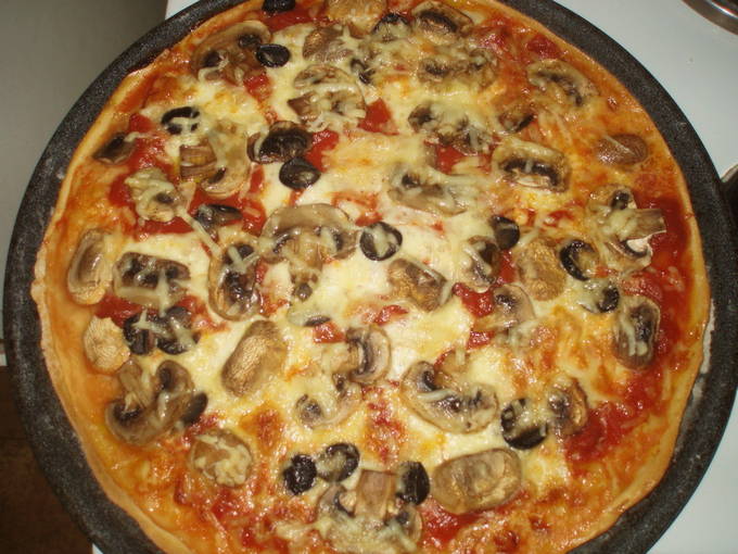 Pizza met kaas, worst en champignons in een pan in 10 minuten