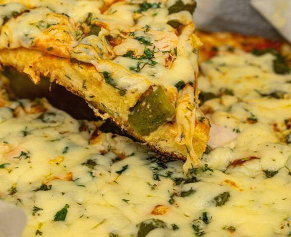 Schnelle Pizza mit Mayonnaise und Sauerrahm mit Käse in einer Pfanne in 10 Minuten