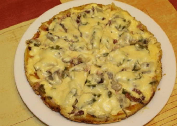 Pizza mit Mayonnaise und Sauerrahm in 10 Minuten in einer Pfanne