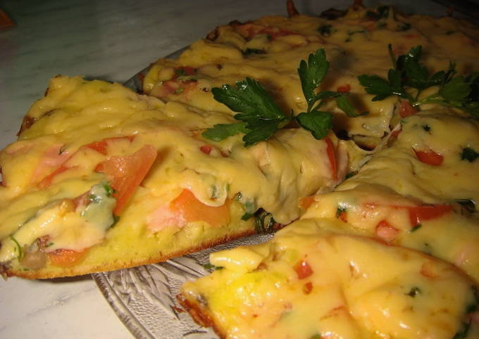 Pizza met zure room zonder mayonaise met eieren in een pan in 10 minuten
