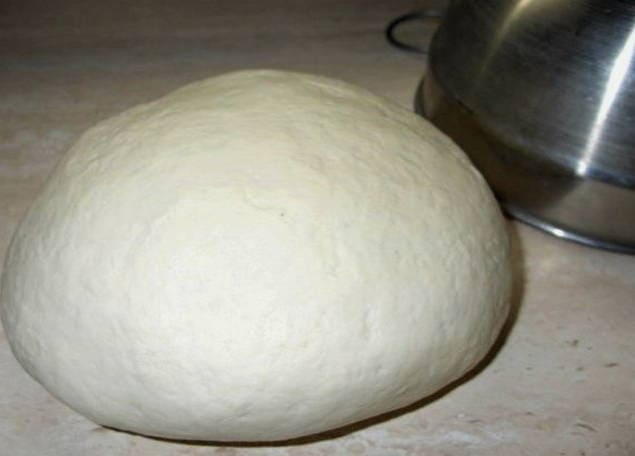 Teig für Manti in einem Brotbackautomaten