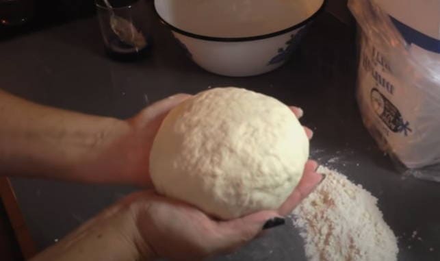 Teig für Manti ohne Eier mit Pflanzenöl