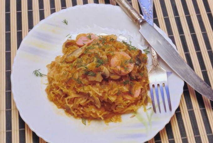 Klassisches Sauerkraut-Hodgepodge mit Würstchen in der Pfanne