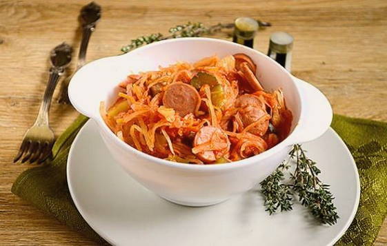 Soljanka mit Sauerkraut und Würstchen