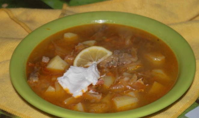 Soljanka mit Sauerkraut und Fleisch
