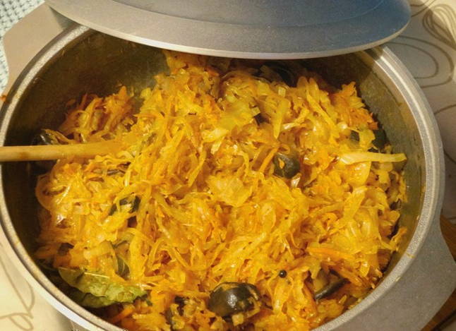 Cavolo solyanka con funghi in padella