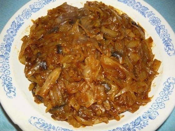 Kohlsoljanka mit Pilzen in einem langsamen Kocher