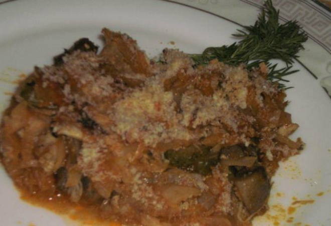 Kohlsoljanka mit Pilzen und Fleisch im Ofen