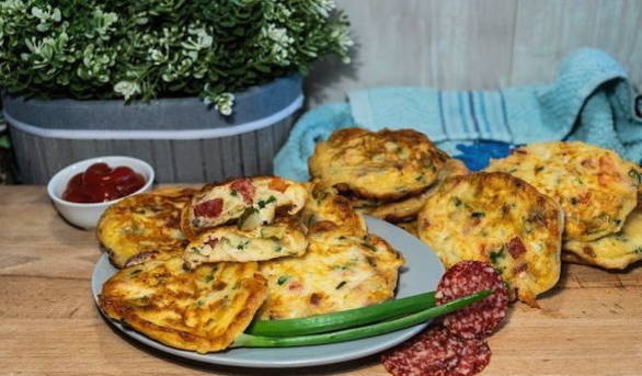 Pizza mit Kefir und Sauerrahm in einer Pfanne in 5 Minuten