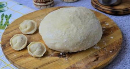 Weicher Teig für Manti in kochendem Wasser