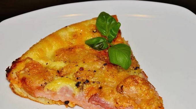 Pizza med korv, ost och ketchup utan jäst i ugnen