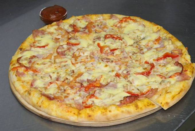 Kefirpizza mit Käse und Tomaten im Ofen