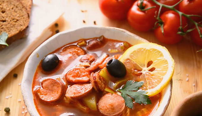 Zuppa di cavolo cappuccio con salsicce