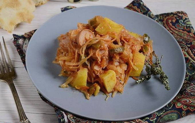 Solyanka od kupusa s kobasicama i krumpirom