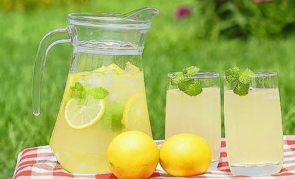 Birkensaft mit Zitrone und Honig