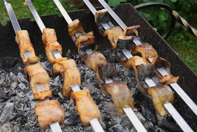 Fischspieß am Spieß auf dem Grill
