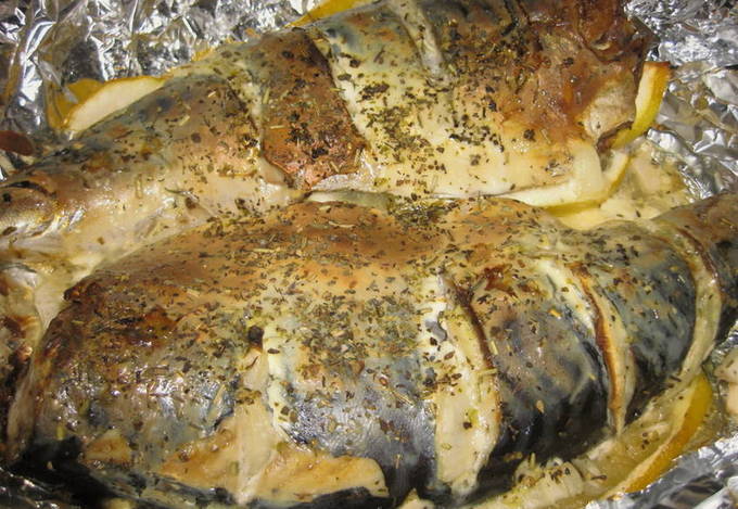 Makrele mit Mayonnaise in Folie auf dem Grill
