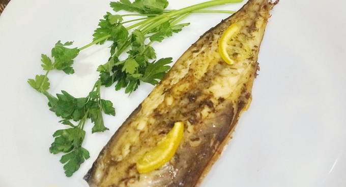 Makrele mit Sojasauce in Folie auf dem Grill