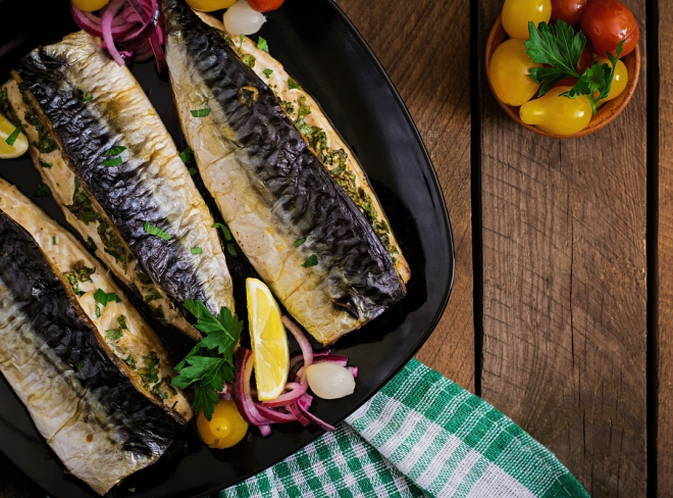 Makrele mit Senf in Folie auf dem Grill